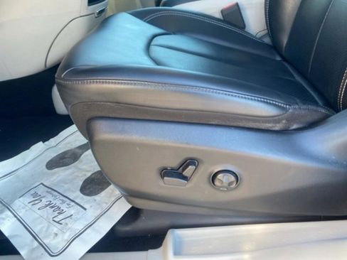 Used 2023 Chrysler Pacifica Touring-L image 14