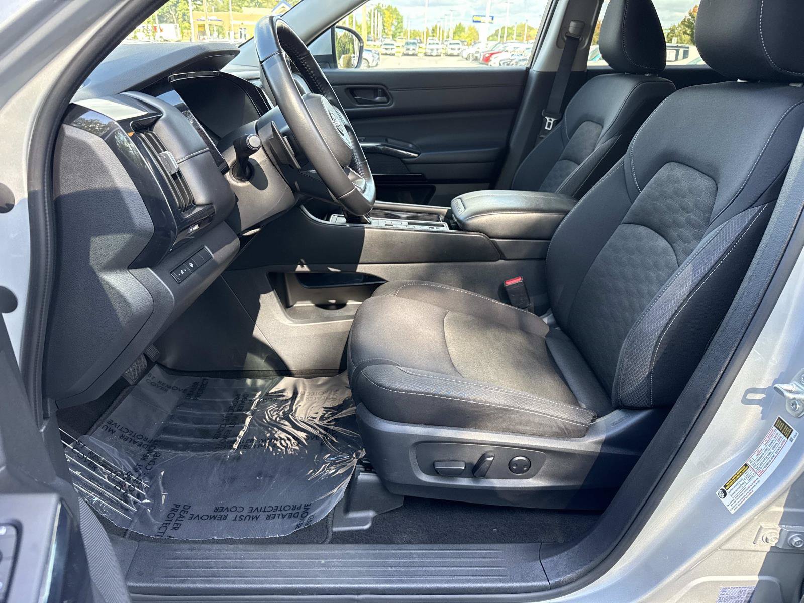 Used 2024 Nissan Pathfinder SV FWD image 29
