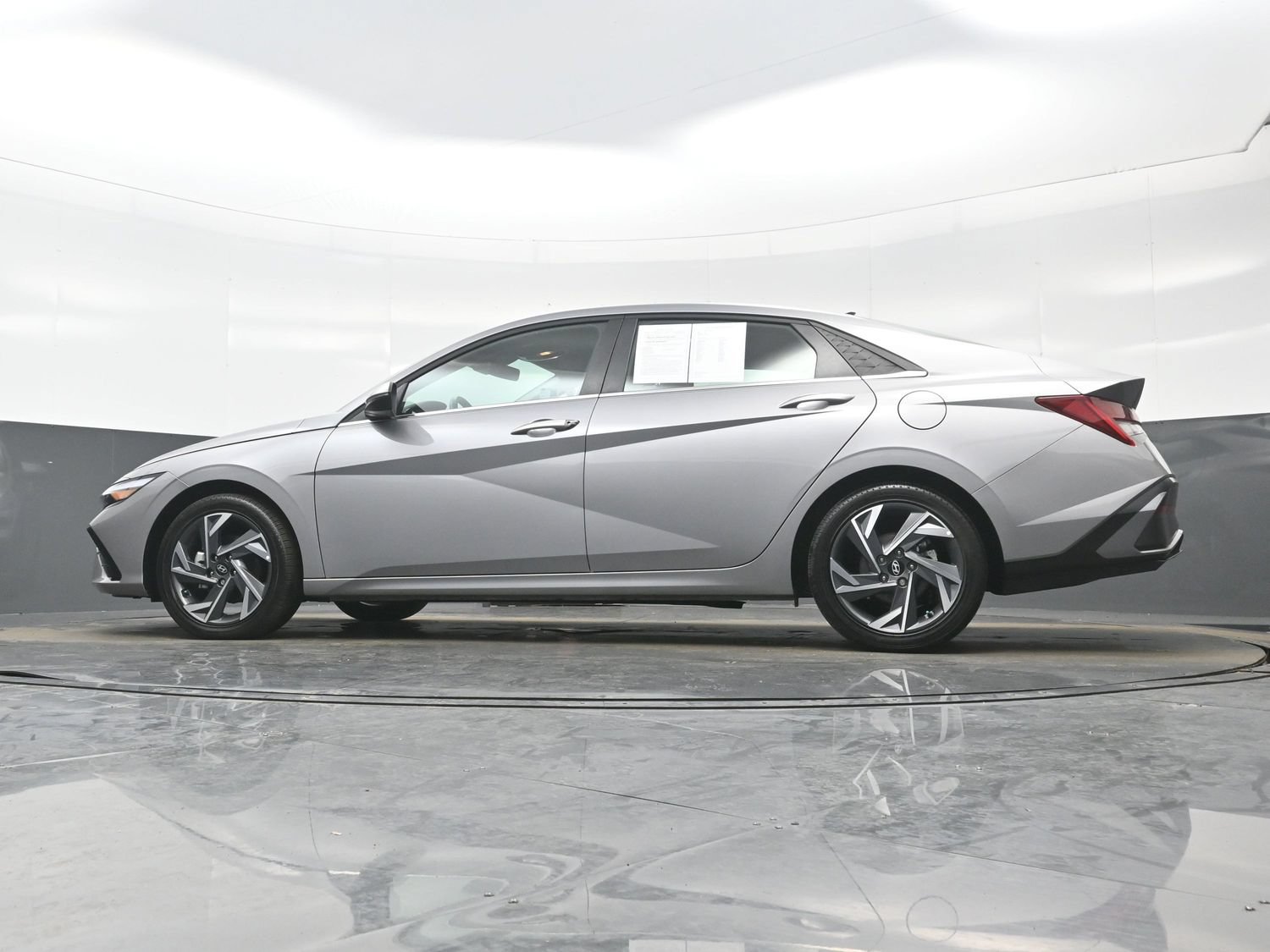 Certified 2025 Hyundai Elantra Limited FWD image 27