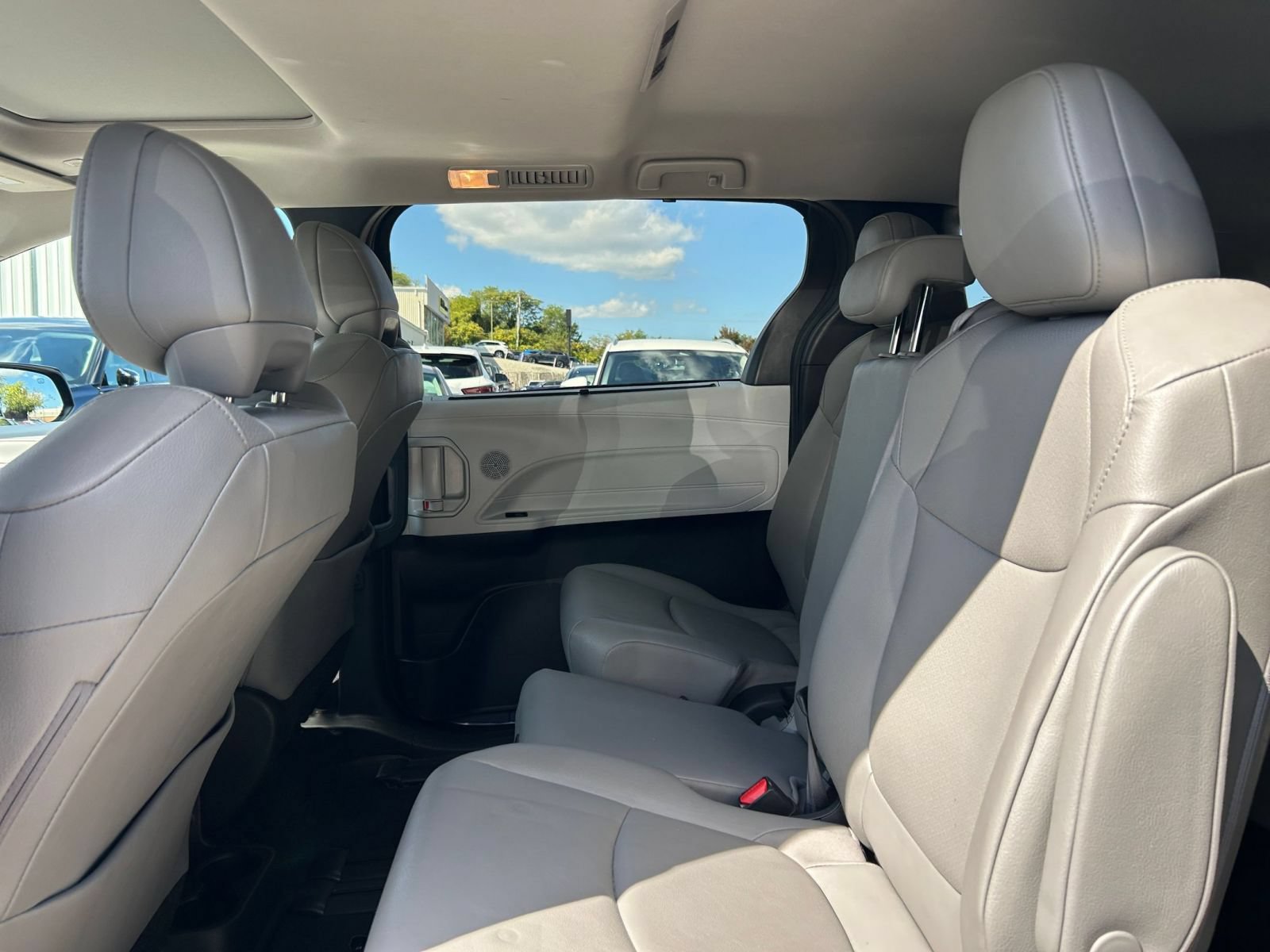 Used 2025 Toyota Sienna XLE FWD image 22