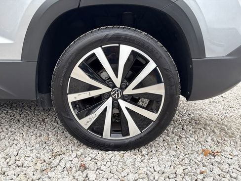 Used 2024 Volkswagen Taos SE image 15