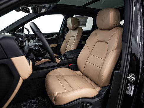 Certified 2026 Porsche Cayenne AWD/4WD image 5