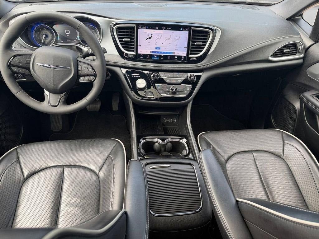 Used 2025 Chrysler Pacifica Limited FWD image 11