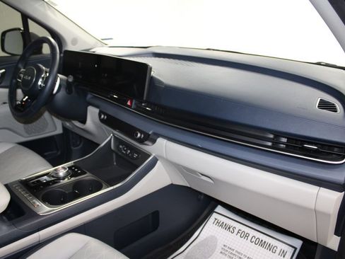 Used 2025 Kia Carnival EX image 29