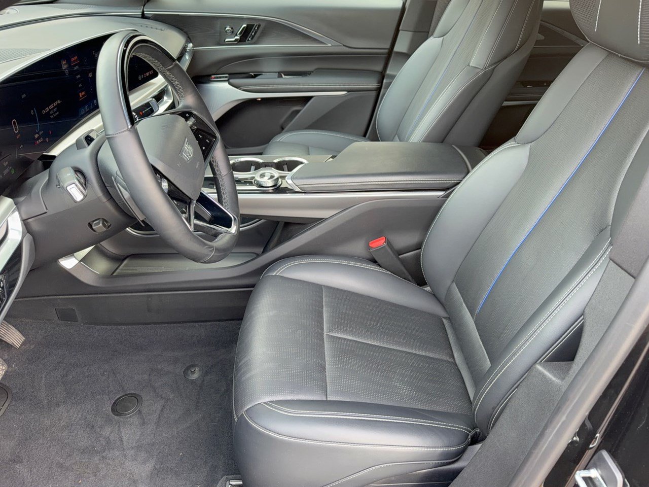 Used 2024 Cadillac Lyriq Luxury AWD/4WD image 5