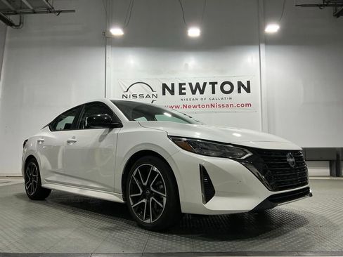 Used 2025 Nissan Sentra SR w/ SR Premium Package image 9