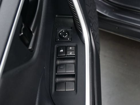 Used 2021 Toyota RAV4 LE AWD/4WD image 10
