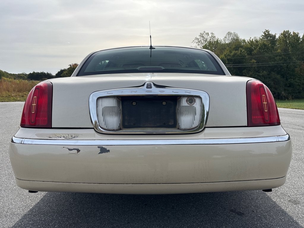 Used 2002 Lincoln Town Car Cartier L RWD image 4
