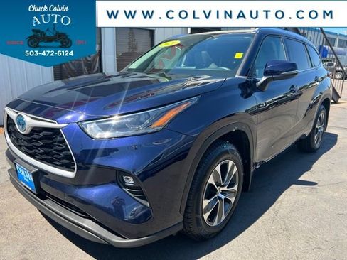 Used 2021 Toyota Highlander XLE AWD/4WD image 2