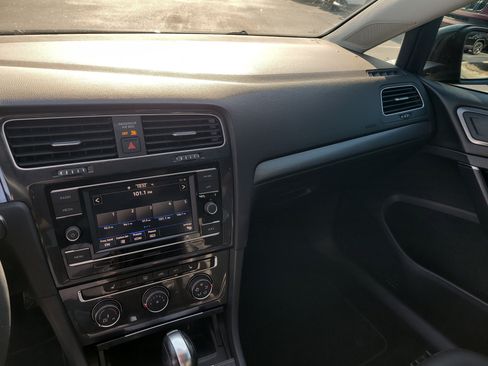 Used 2021 Volkswagen Golf 4-Door image 20