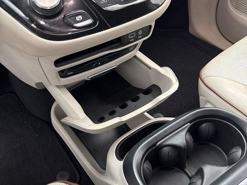 Used 2018 Chrysler Pacifica Limited FWD image 18