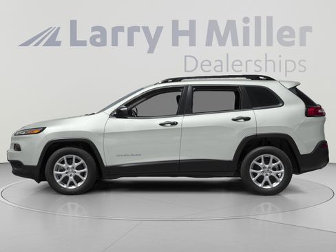 Used 2017 Jeep Cherokee Sport FWD image 3