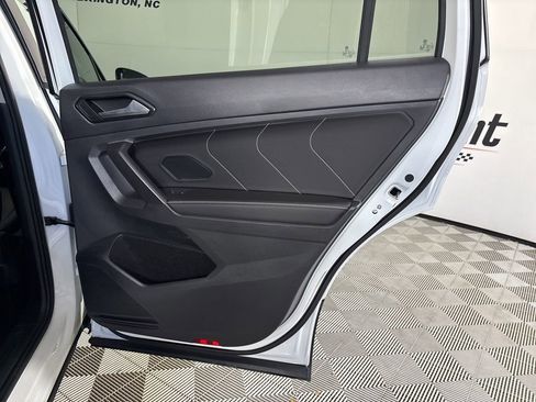 Used 2024 Volkswagen Tiguan SE image 23