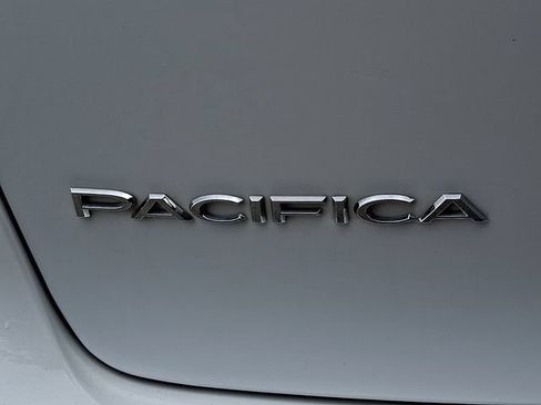 Used 2023 Chrysler Pacifica Touring-L AWD/4WD image 31