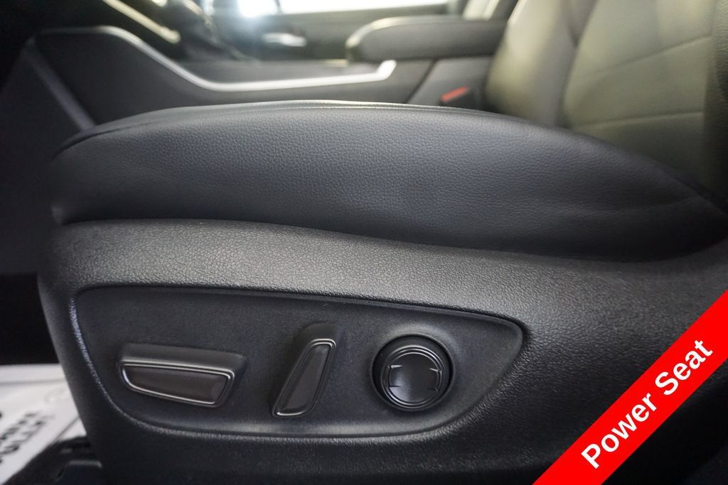 Certified 2025 Toyota Highlander XLE FWD image 7