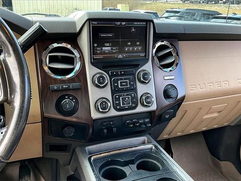 Used 2014 Ford F250 Lariat w/ Lariat Interior Package image 9