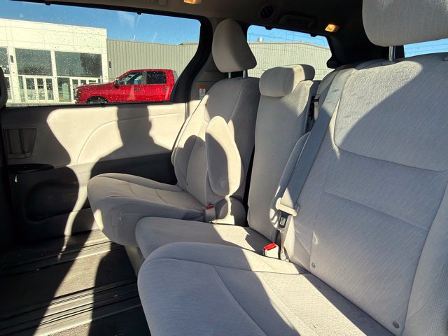 Used 2020 Toyota Sienna LE w/ LE Preferred Package FWD image 19