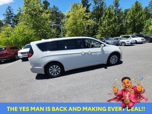 Used 2019 Chrysler Pacifica Touring Plus w/ Advanced Safetytec Group FWD image 18