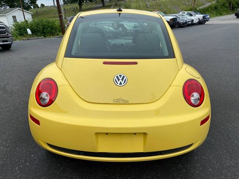 Used 2009 Volkswagen Beetle Coupe FWD image 4