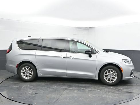Used 2024 Chrysler Pacifica Touring-L FWD image 12