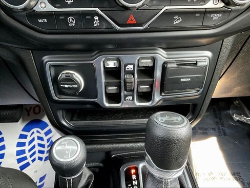 Used 2019 Jeep Wrangler Unlimited Sahara AWD/4WD image 15