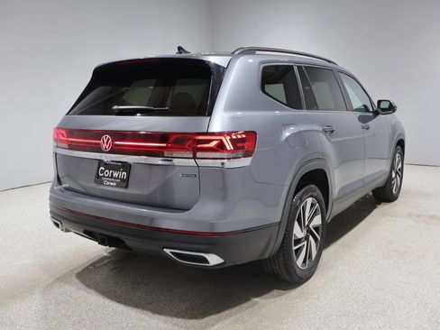 Used 2025 Volkswagen Atlas SE AWD/4WD image 2