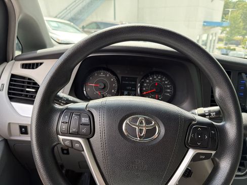 Used 2016 Toyota Sienna LE FWD image 24