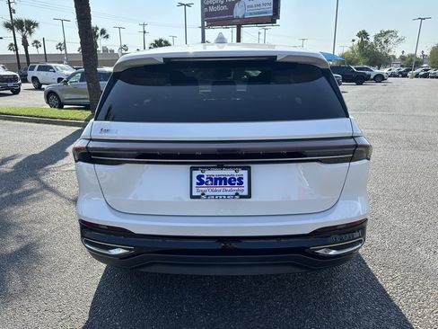 Used 2024 Lincoln Nautilus Premier image 5