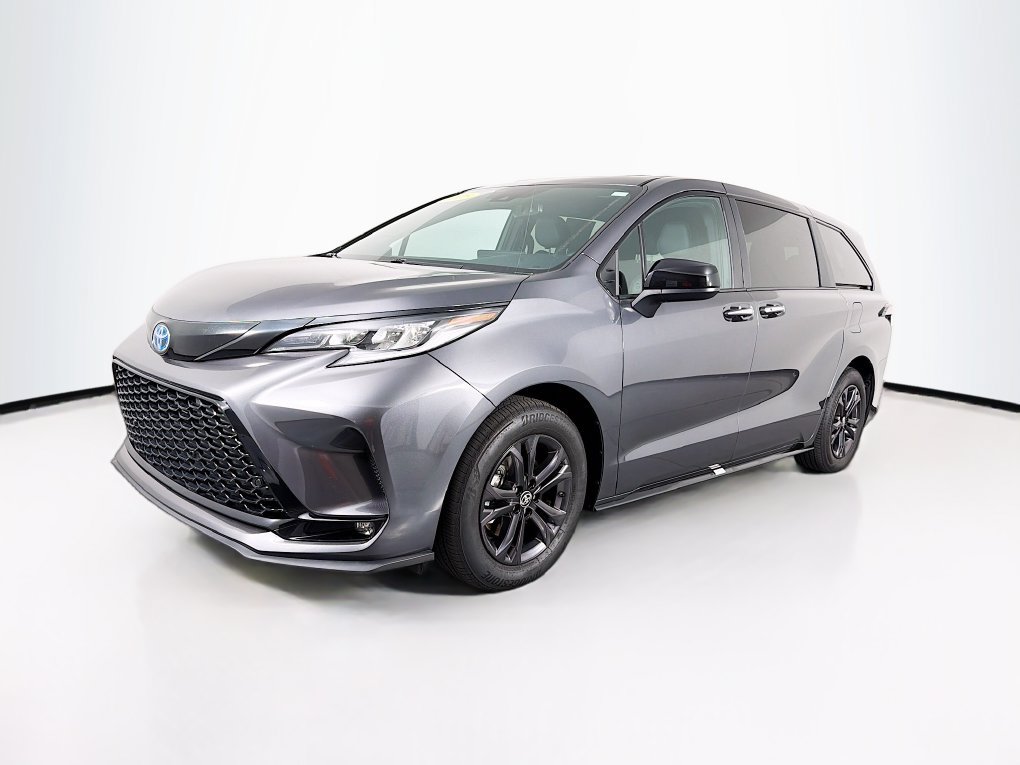 Used 2025 Toyota Sienna XSE AWD/4WD image 3