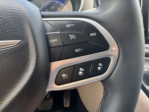 Used 2024 Chrysler Pacifica Touring-L FWD image 19