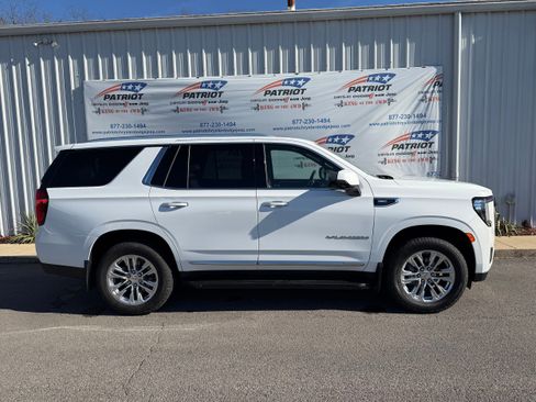 Used 2023 GMC Yukon SLT w/ SLT Premium Package image 2