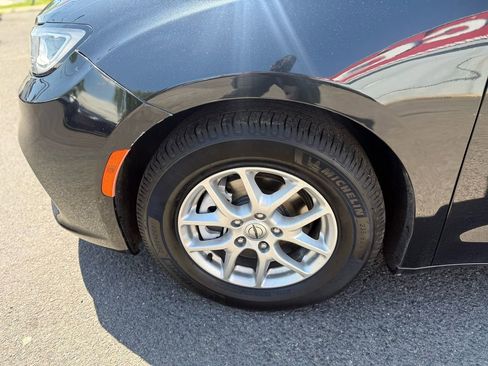 Used 2022 Chrysler Pacifica Touring-L FWD image 25