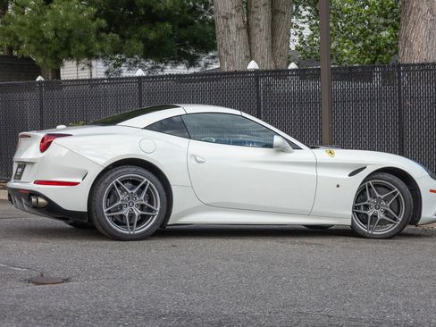 Used 2016 Ferrari California T RWD image 43