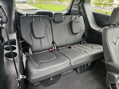 Used 2020 Chrysler Pacifica Touring-L Plus w/ Advanced Safetytec Group FWD image 13
