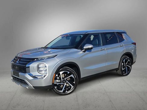 Used 2024 Mitsubishi Outlander SE image 1