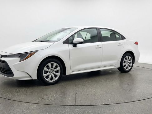Used 2025 Toyota Corolla LE image 3