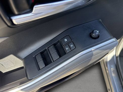 Used 2021 Toyota Highlander XLE FWD image 18
