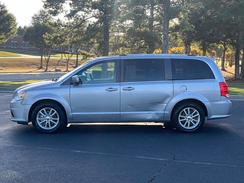 Used 2019 Dodge Grand Caravan SXT image 3