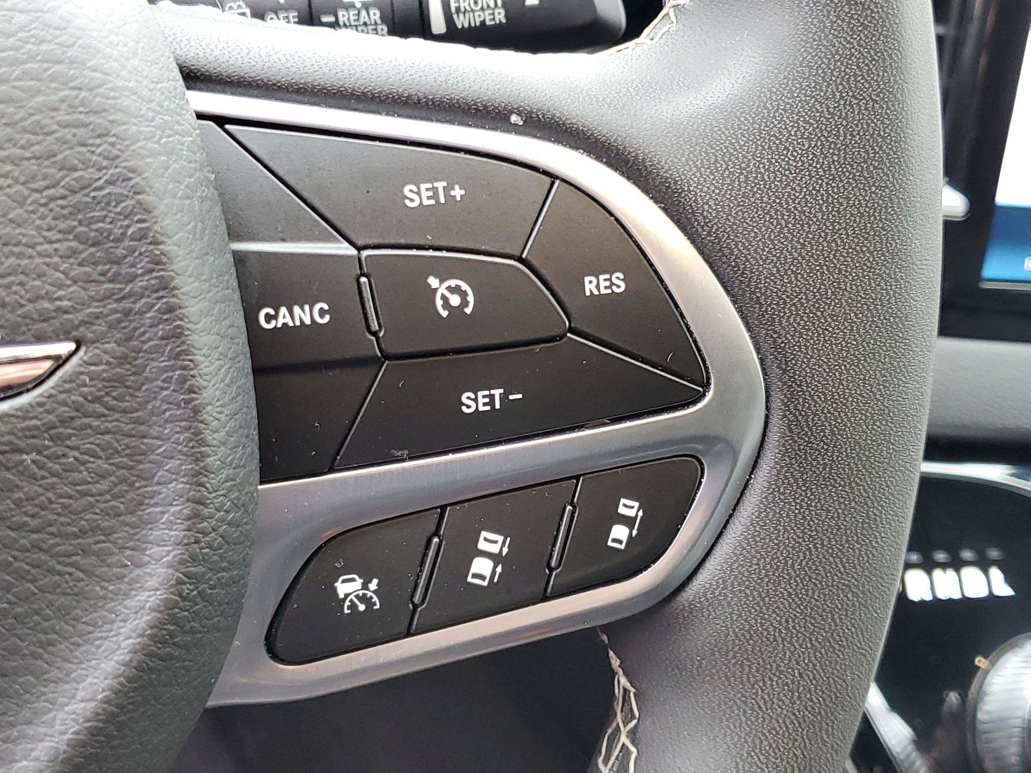 Used 2025 Chrysler Pacifica Select FWD image 12