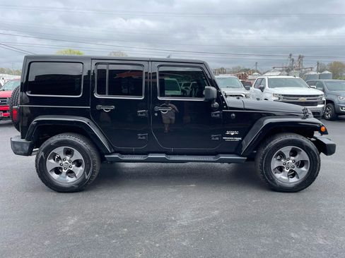 Used 2018 Jeep Wrangler Unlimited Sahara w/ Connectivity Group AWD/4WD image 5
