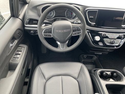 New 2026 Chrysler Pacifica Select image 34