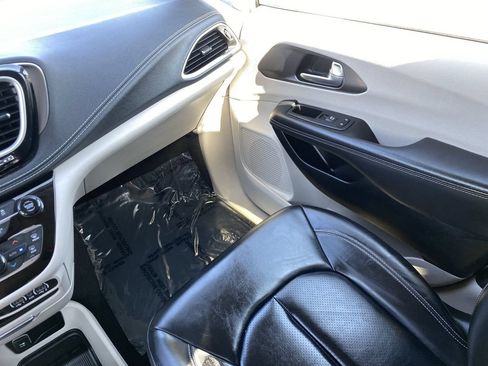 Used 2023 Chrysler Pacifica Touring-L FWD image 19