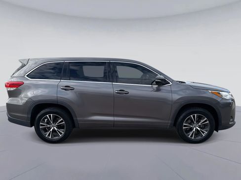 Used 2017 Toyota Highlander LE image 2