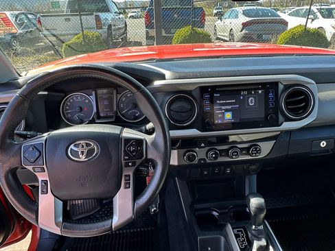 Used 2018 Toyota Tacoma SR5 AWD/4WD image 12