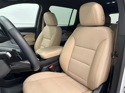 Used 2025 Buick Enclave Preferred AWD/4WD image 13