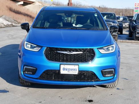 New 2026 Chrysler Pacifica Limited w/ Trailer Tow Group image 2