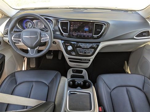Certified 2024 Chrysler Pacifica Touring-L image 14