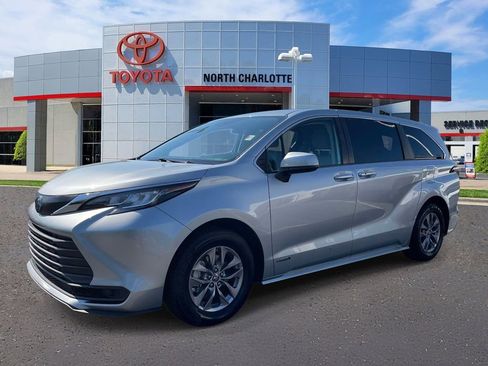 Used 2021 Toyota Sienna LE FWD image 3