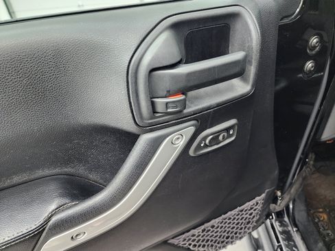 Used 2014 Jeep Wrangler Unlimited Rubicon AWD/4WD image 40