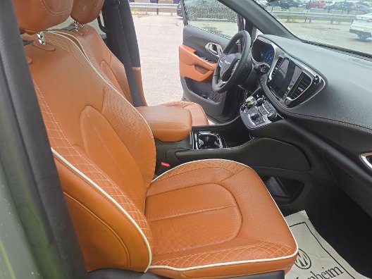 Used 2025 Chrysler Pacifica Pinnacle AWD/4WD image 1